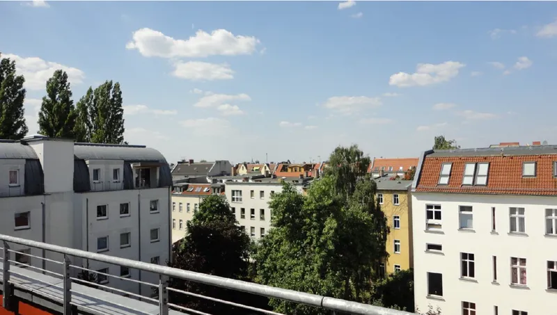 Moderne Dachgeschoss-Wohnung mit Einbauküche und sonniger Terrasse in familienfreundlichem Kiez — photo 1